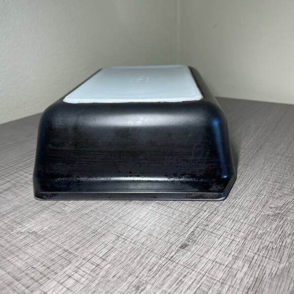 Black and White Snowflake Pyrex 575 B 2 quart Space saver - Picture 15 of 16